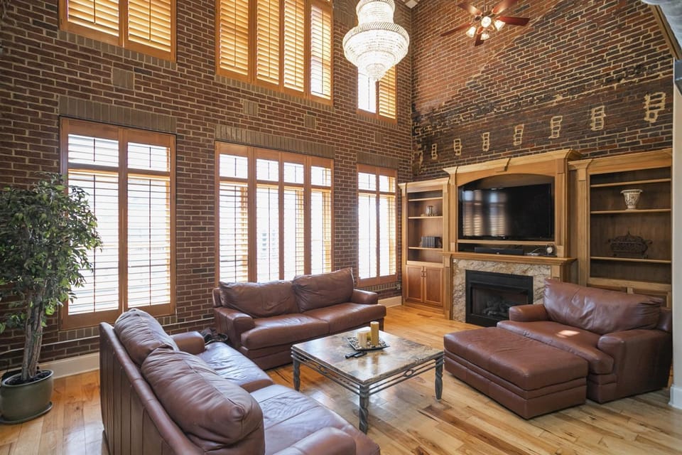 The Titan Penthouse Nashville-Rooftop Hot Tub Printer's Alley-steps to Broadway Apartment in East Nashville