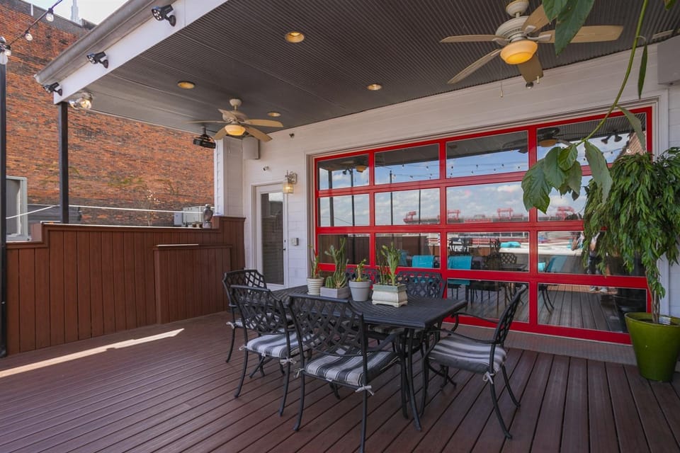 The Titan Penthouse Nashville-Rooftop Hot Tub Printer's Alley-steps to Broadway Apartment in East Nashville