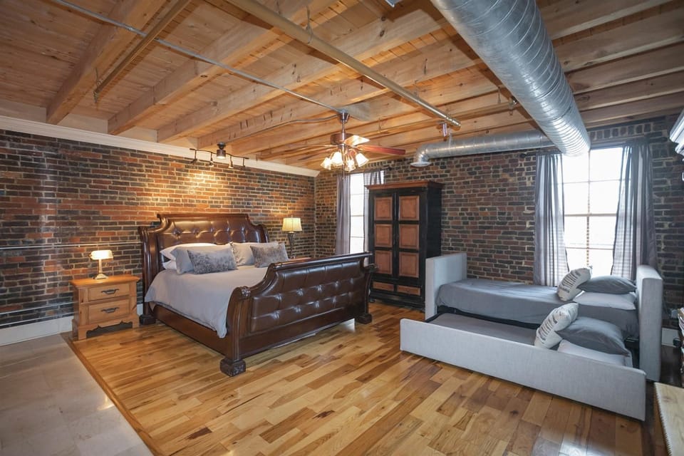 The Titan Penthouse Nashville-Rooftop Hot Tub Printer's Alley-steps to Broadway Apartment in East Nashville