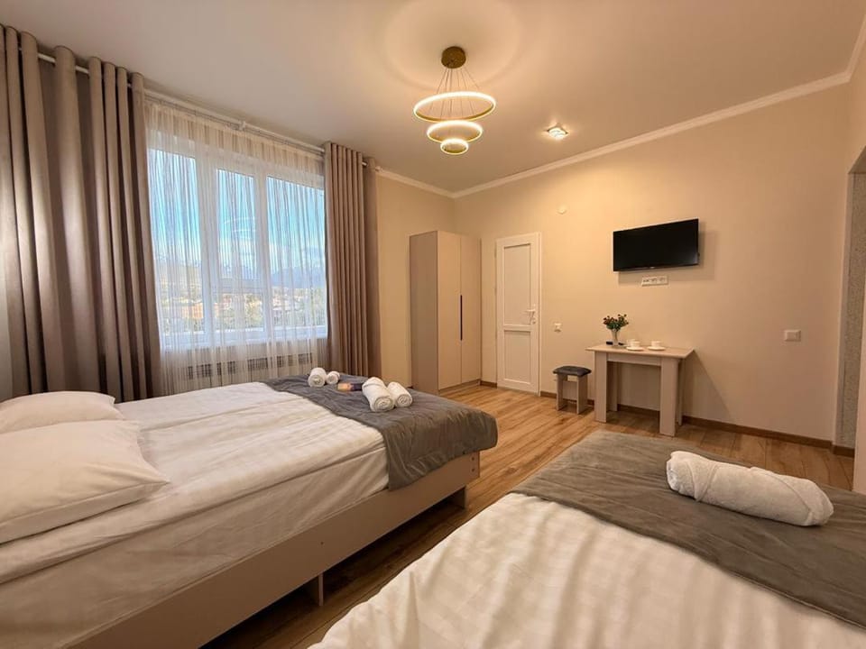 Bed, TV and multimedia, Photo of the whole room, Bedroom, towels