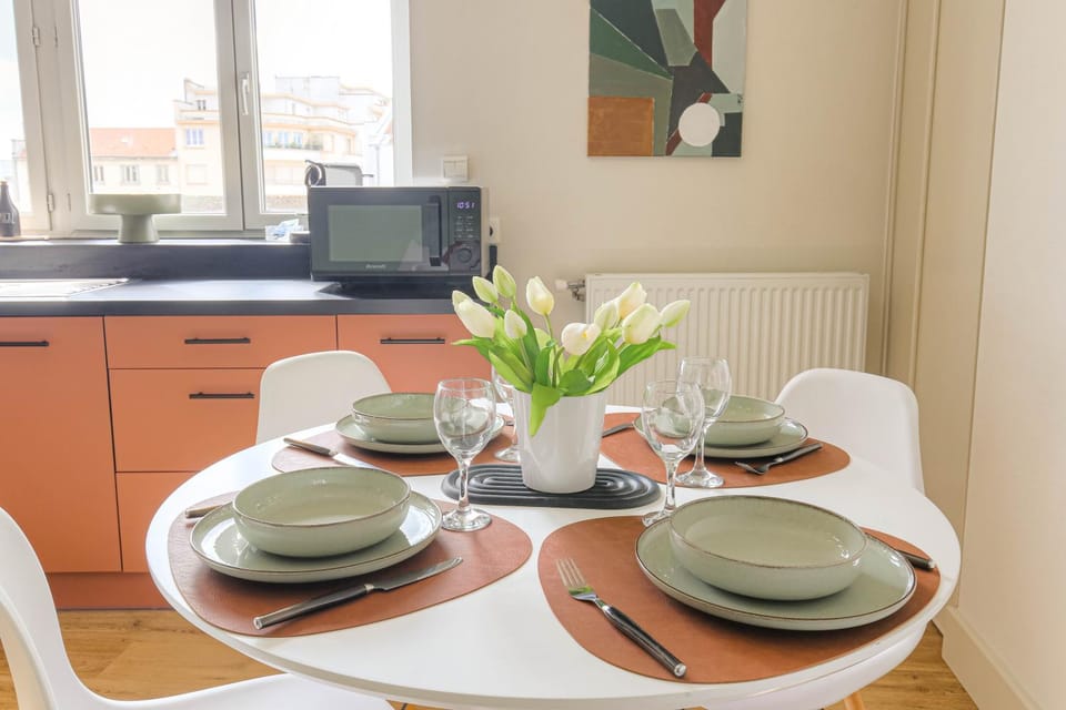 Coffee/tea facilities, Kitchen or kitchenette, Dining area, Food, Inner courtyard view, microwave, toaster