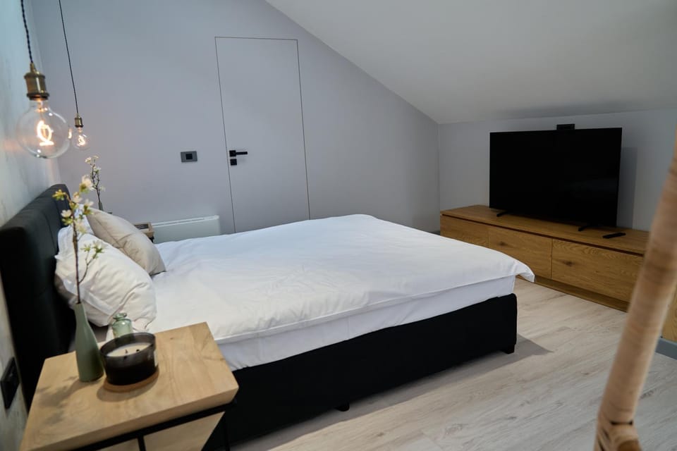Bed, TV and multimedia, Bedroom