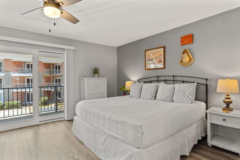 Bed, Day, Balcony/Terrace, Bedroom, furniture, towels