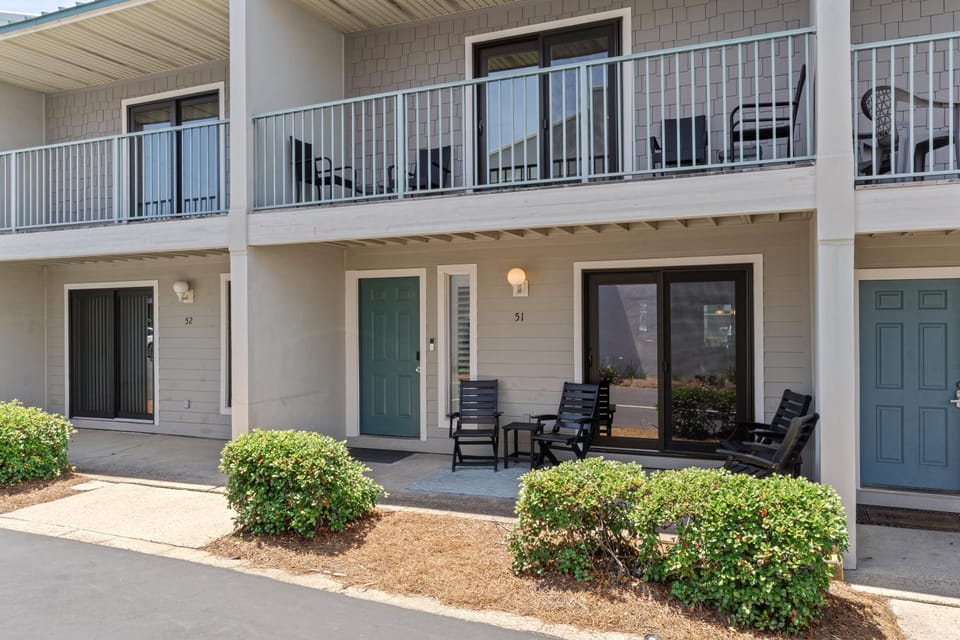 Property building, Patio, Facade/entrance, Day, Garden, Balcony/Terrace, Seating area