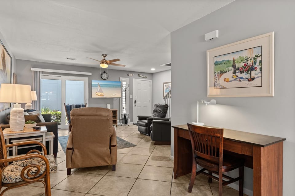 Day, Living room, Business facilities, Seating area, furniture