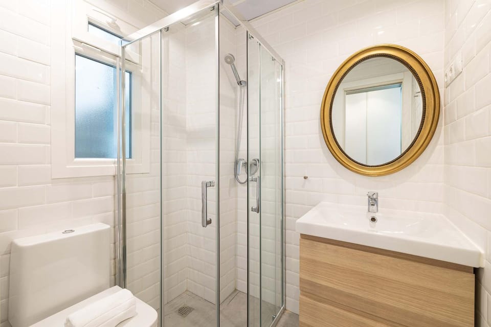 Modern 1BR Ground Floor Apart - Walk to Beach Apartment in Malaga