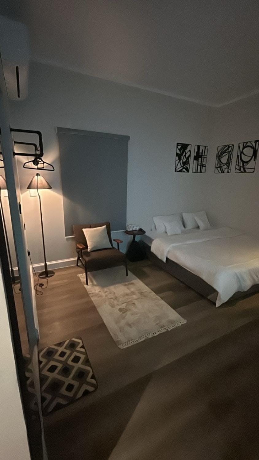 Photo of the whole room, Seating area
