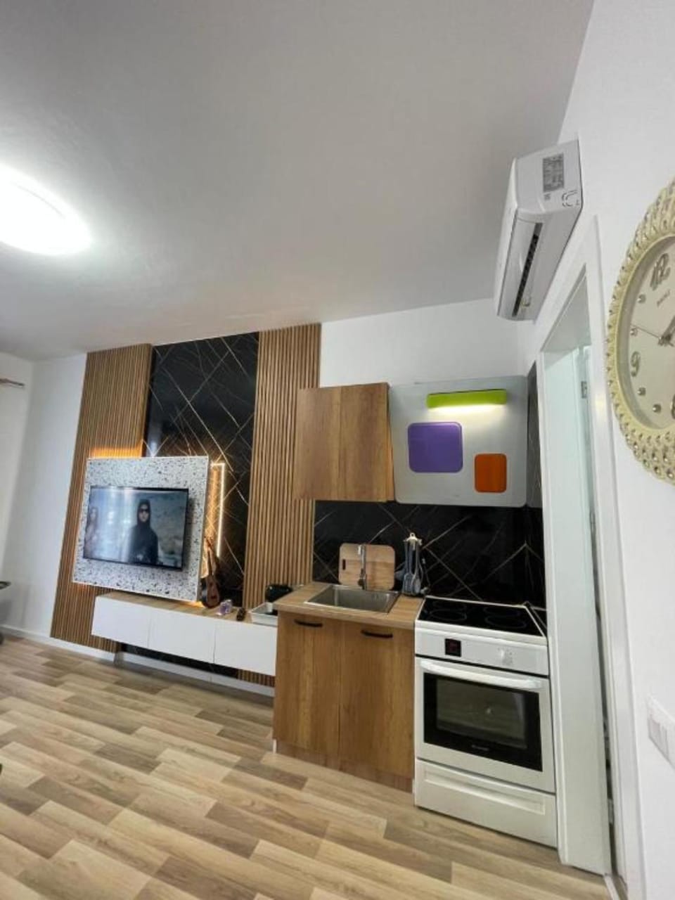 TV and multimedia, Kitchen or kitchenette, oven, stove