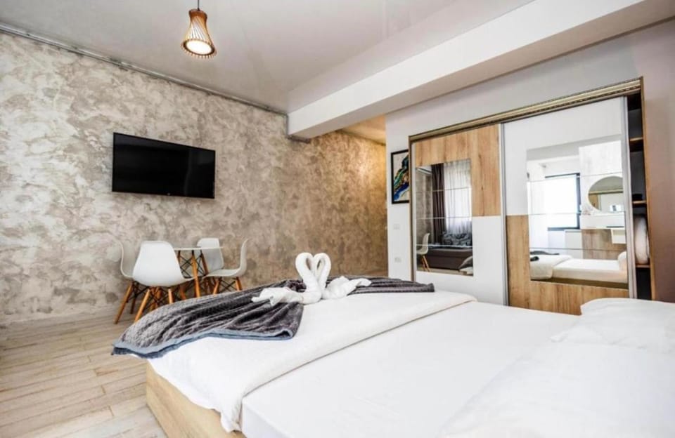 Bed, TV and multimedia, Living room, Photo of the whole room, Seating area, Bedroom