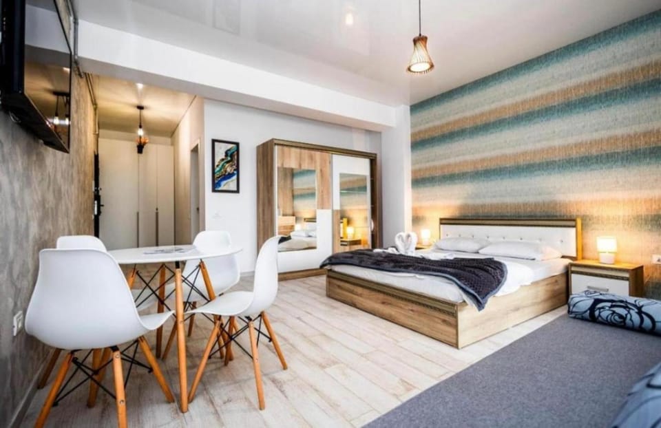 Bed, TV and multimedia, Living room, Photo of the whole room, Seating area, Bedroom, wardrobe