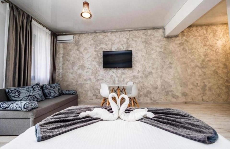 Bed, TV and multimedia, Living room, Photo of the whole room, Seating area, Bedroom, towels