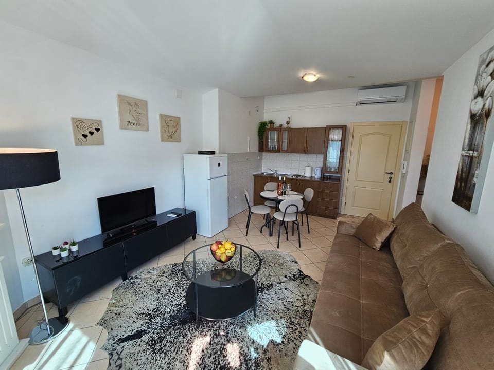 TV and multimedia, Kitchen or kitchenette, Living room, Dining area