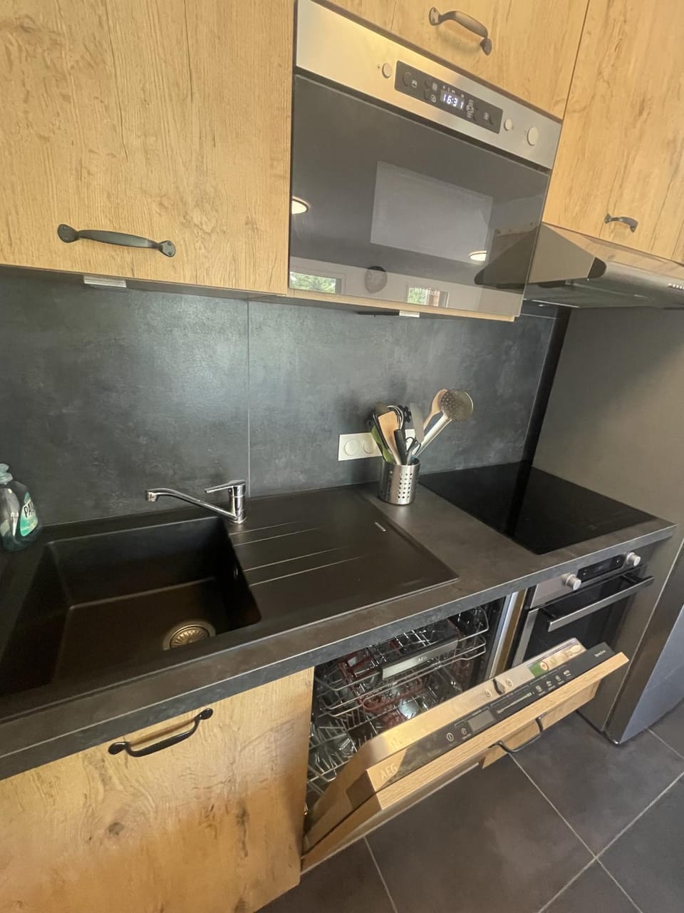 Kitchen or kitchenette, dishwasher
