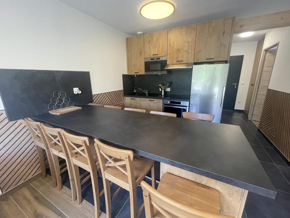 Kitchen or kitchenette, Dining area