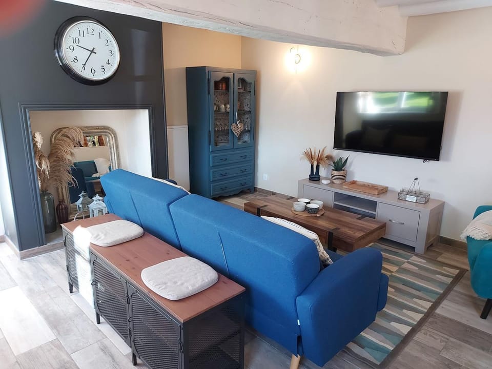 TV and multimedia, Living room, Evening entertainment