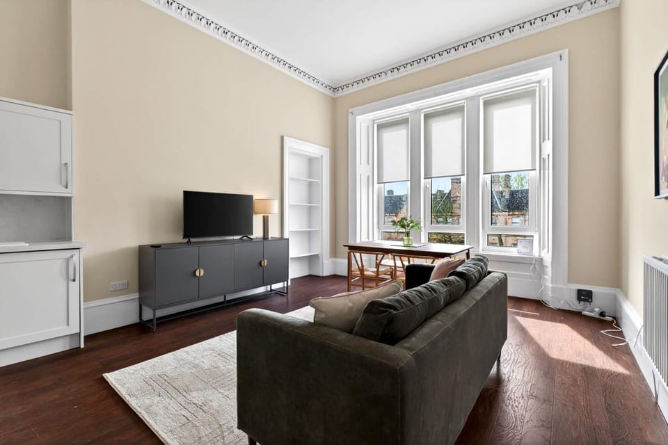 Beautiful 4 Bedroom Flat with convenient travel Apartment in Glasgow