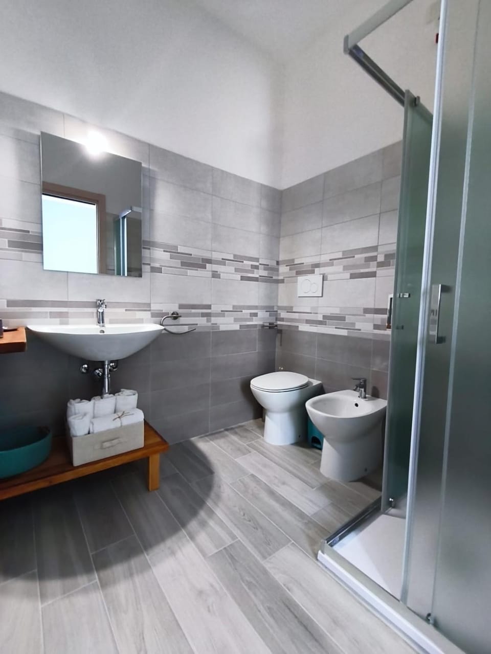 Shower, Toilet, Bathroom, bidet, towels