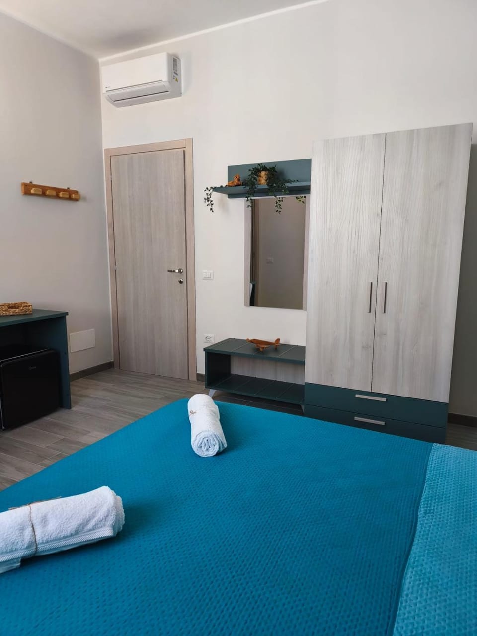 Photo of the whole room, Bedroom, wardrobe, air conditioner