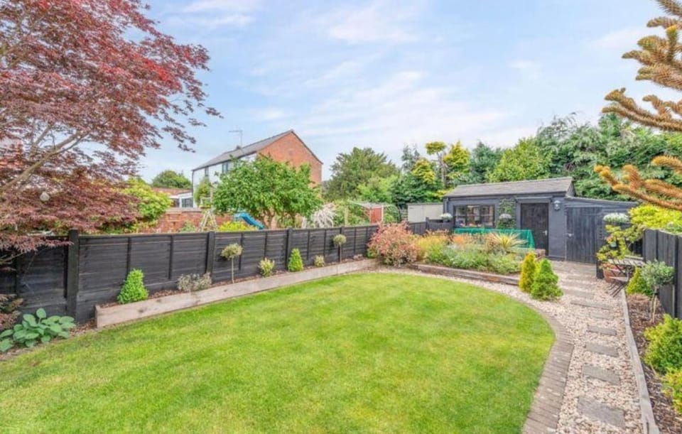1 bed apt Sleeps 2 Oswestry Parking Garden Apartment in Oswestry