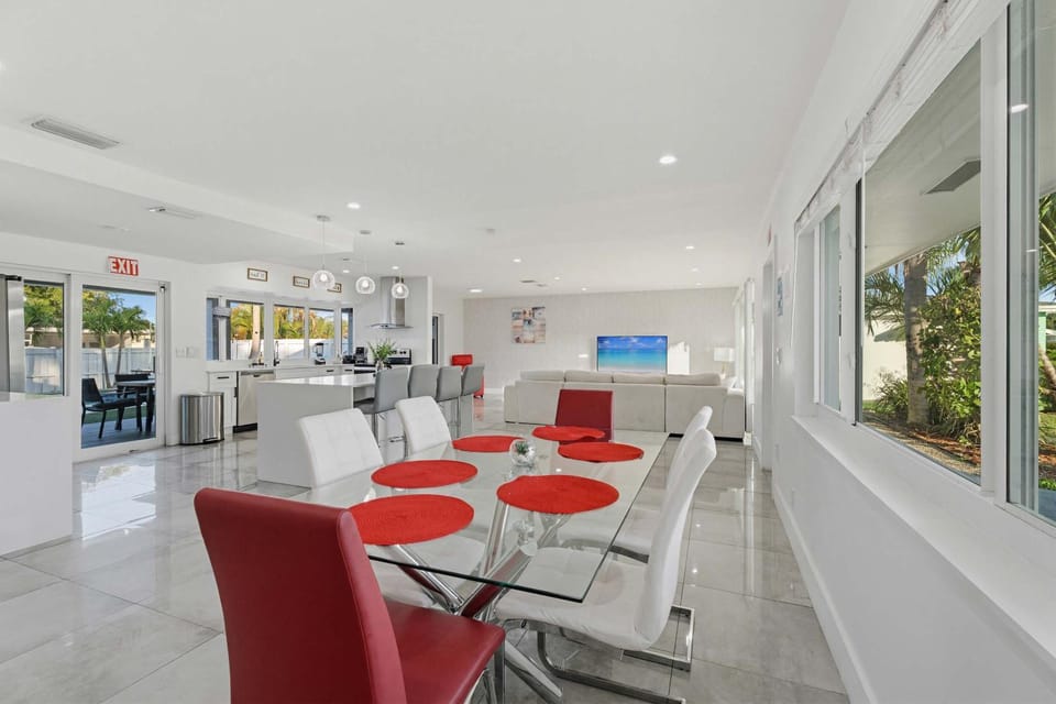 Ivory House- Private Retreat with Pool Near Beach House in Hollywood