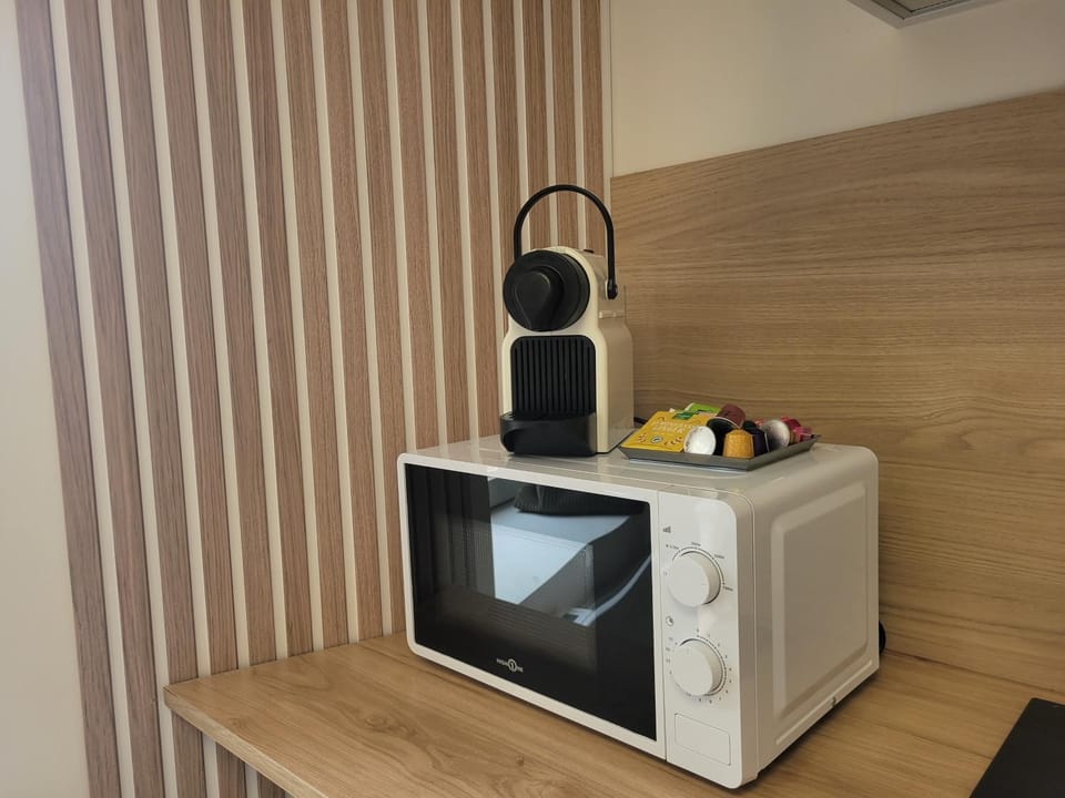 Kitchen or kitchenette, Food and drinks, Food, microwave, minibar