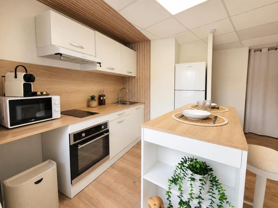 Coffee/tea facilities, Kitchen or kitchenette, Dining area, oven, stove, toaster