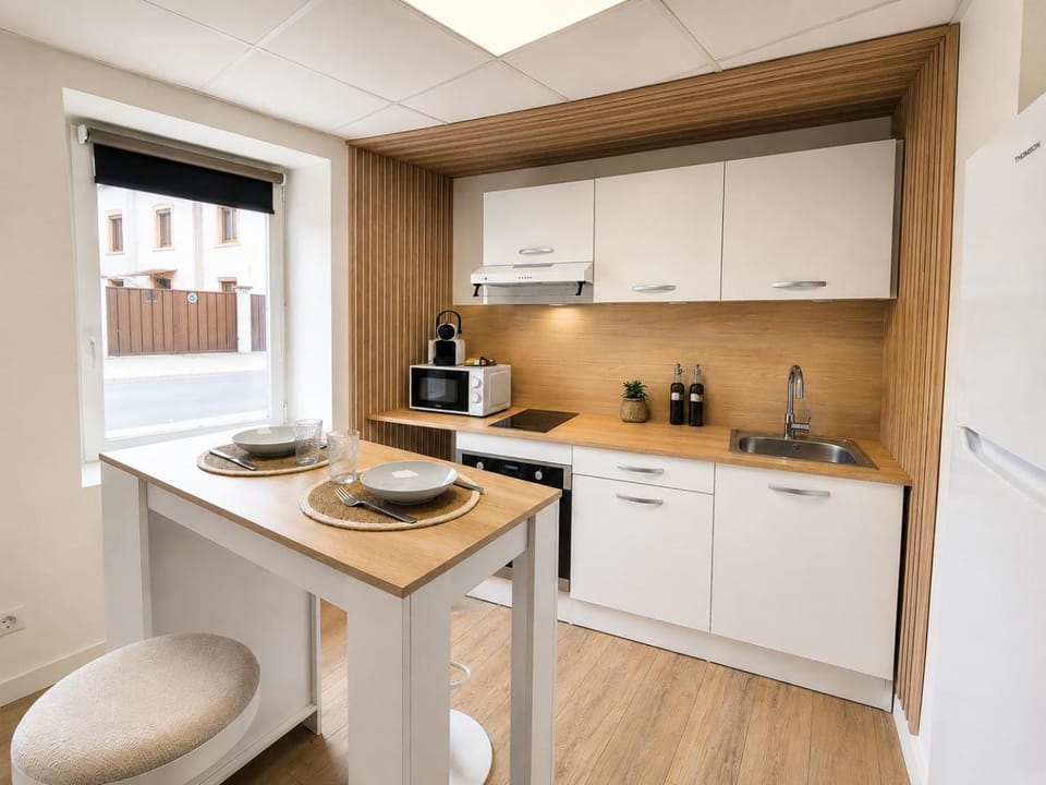 Coffee/tea facilities, Kitchen or kitchenette, stove, toaster