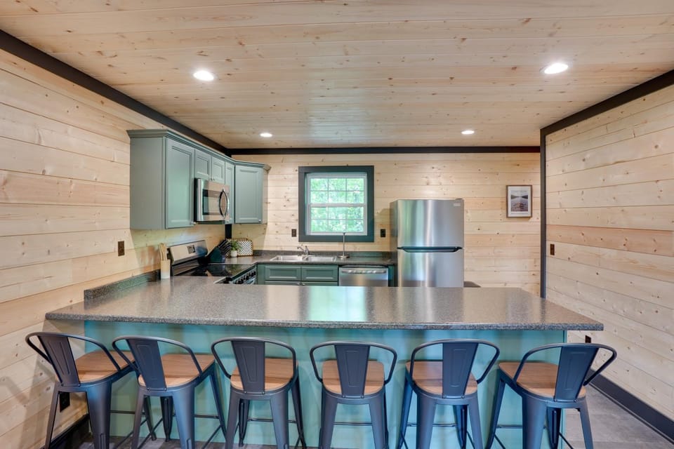 Walk to Kentucky Lake! Pet-Friendly Murray Duplex House in Lake Barkley