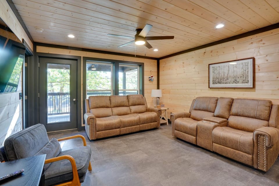 Walk to Kentucky Lake! Pet-Friendly Murray Duplex House in Lake Barkley