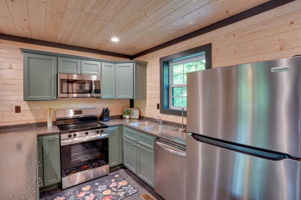 Walk to Kentucky Lake! Pet-Friendly Murray Duplex House in Lake Barkley