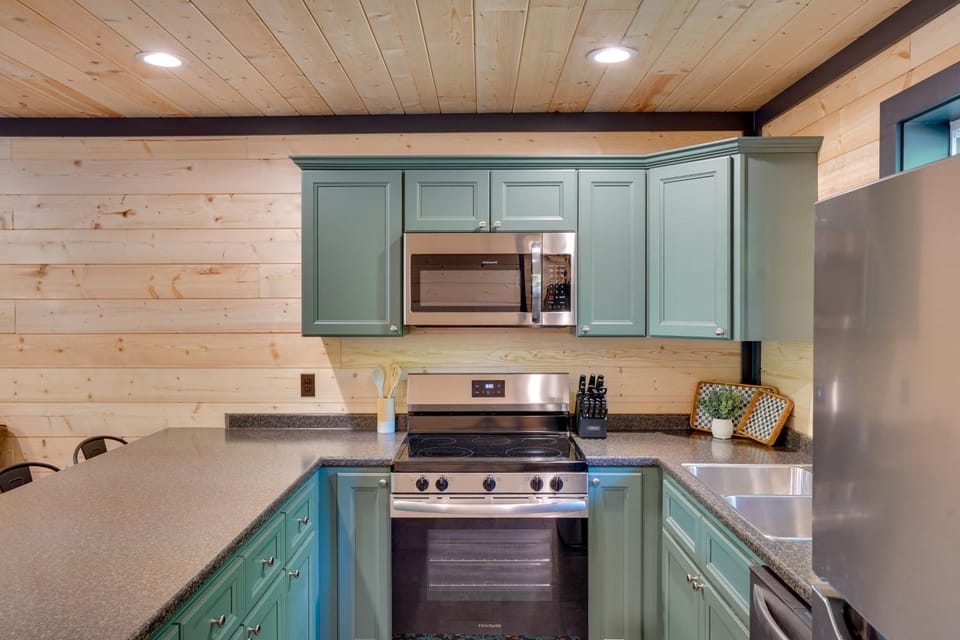 Steps to Lake! Pet-Friendly Murray Retreat w/ Deck House in Lake Barkley