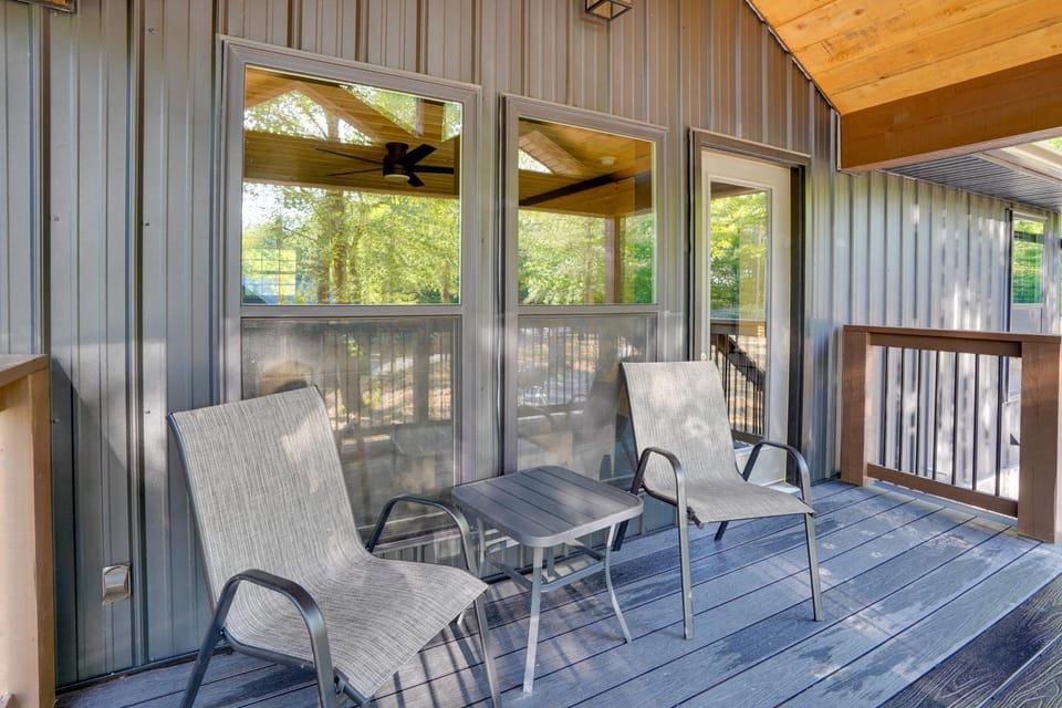 Steps to Lake! Pet-Friendly Murray Retreat w/ Deck House in Lake Barkley