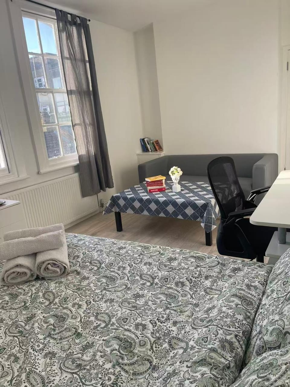 Bed, Photo of the whole room, Seating area