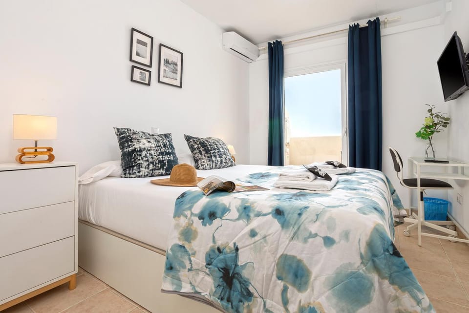 Bed, TV and multimedia, Photo of the whole room, Bedroom, air conditioner