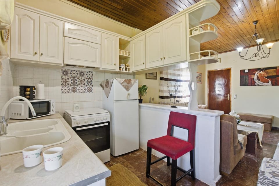 Property building, Kitchen or kitchenette, Living room