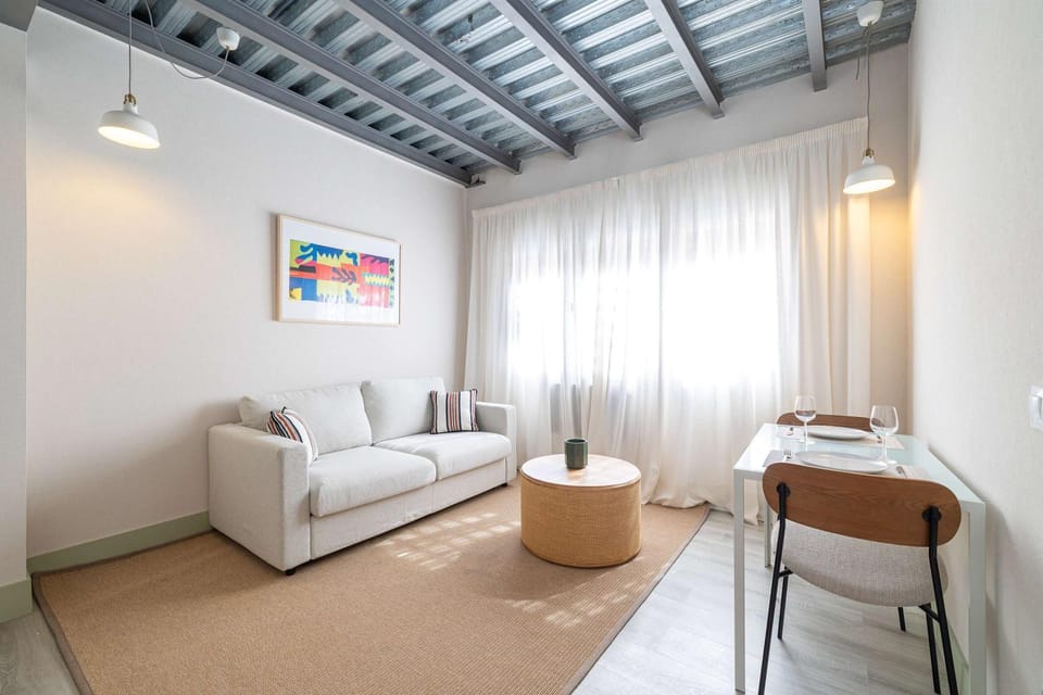 Bright Ground Floor Apt - 700m to Beach Apartment in Malaga