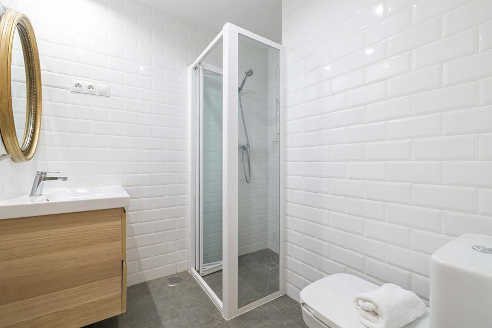 Bright Ground Floor Apt - 700m to Beach Apartment in Malaga