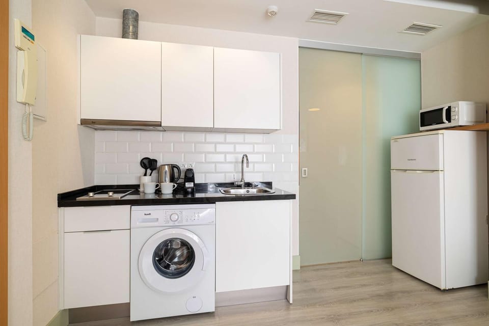 Bright Ground Floor Apt - 700m to Beach Apartment in Malaga