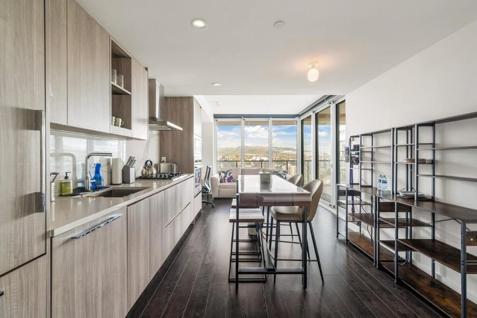 Bright & Cozy 1BR Steps to Brentwood mall Apartment in Burnaby