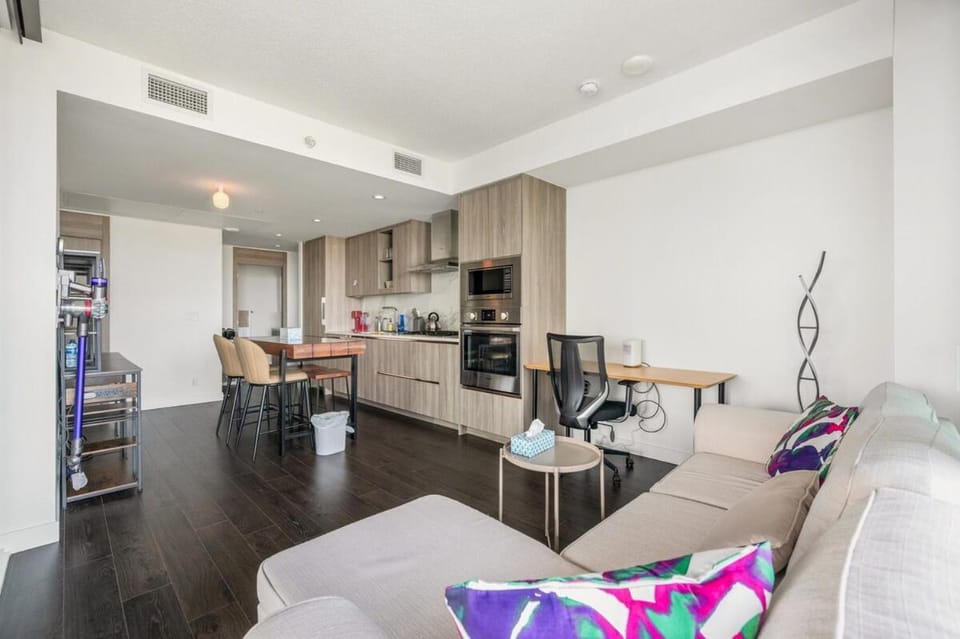 Bright & Cozy 1BR Steps to Brentwood mall Apartment in Burnaby