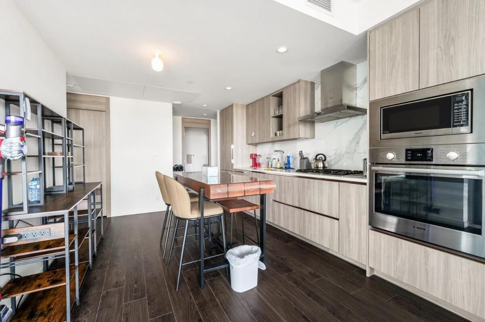 Bright & Cozy 1BR Steps to Brentwood mall Apartment in Burnaby