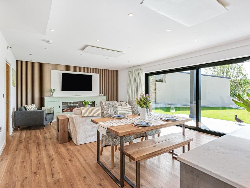 Communal lounge/ TV room, TV and multimedia, View (from property/room), View (from property/room), Living room, Seating area, Dining area, Evening entertainment, pet friendly