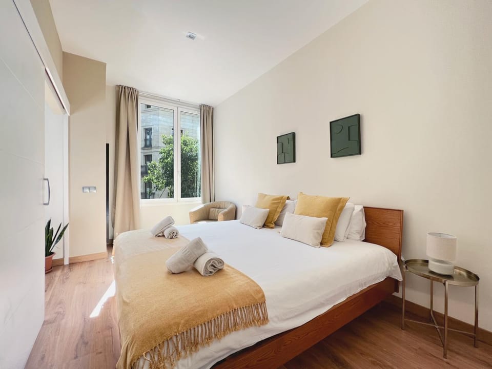 Photo of the whole room, Bedroom