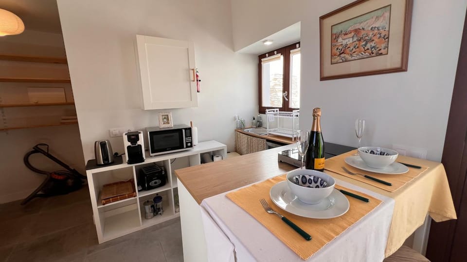 Coffee/tea facilities, Kitchen or kitchenette, Dining area
