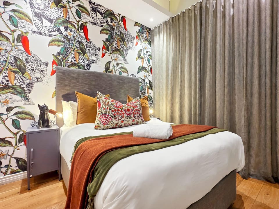 Relax, Unwind & Explore Pool J-LUX Apartment in Cape Town