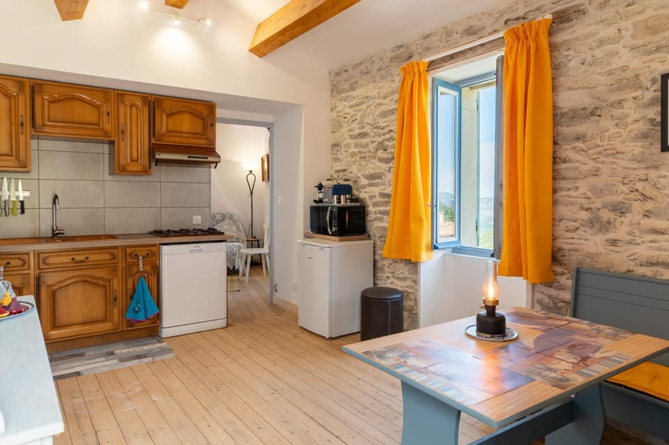 Kitchen or kitchenette, Living room