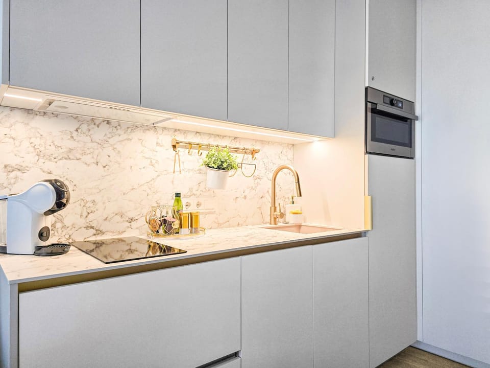 Coffee/tea facilities, Kitchen or kitchenette, oven, kitchen