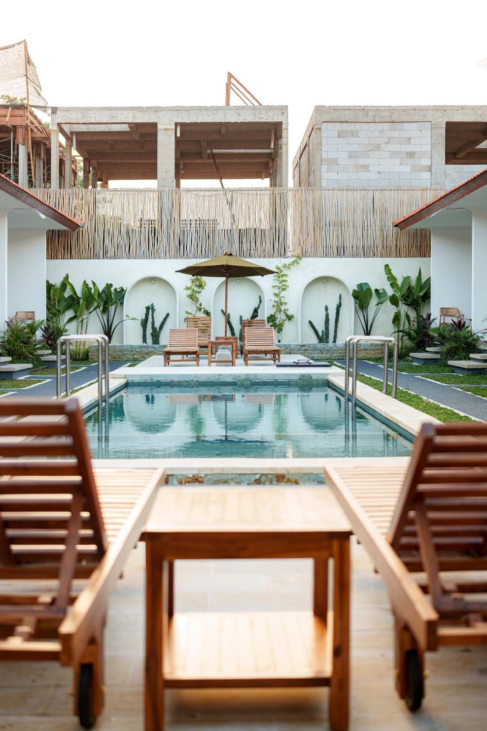 Swimming pool, sunbed