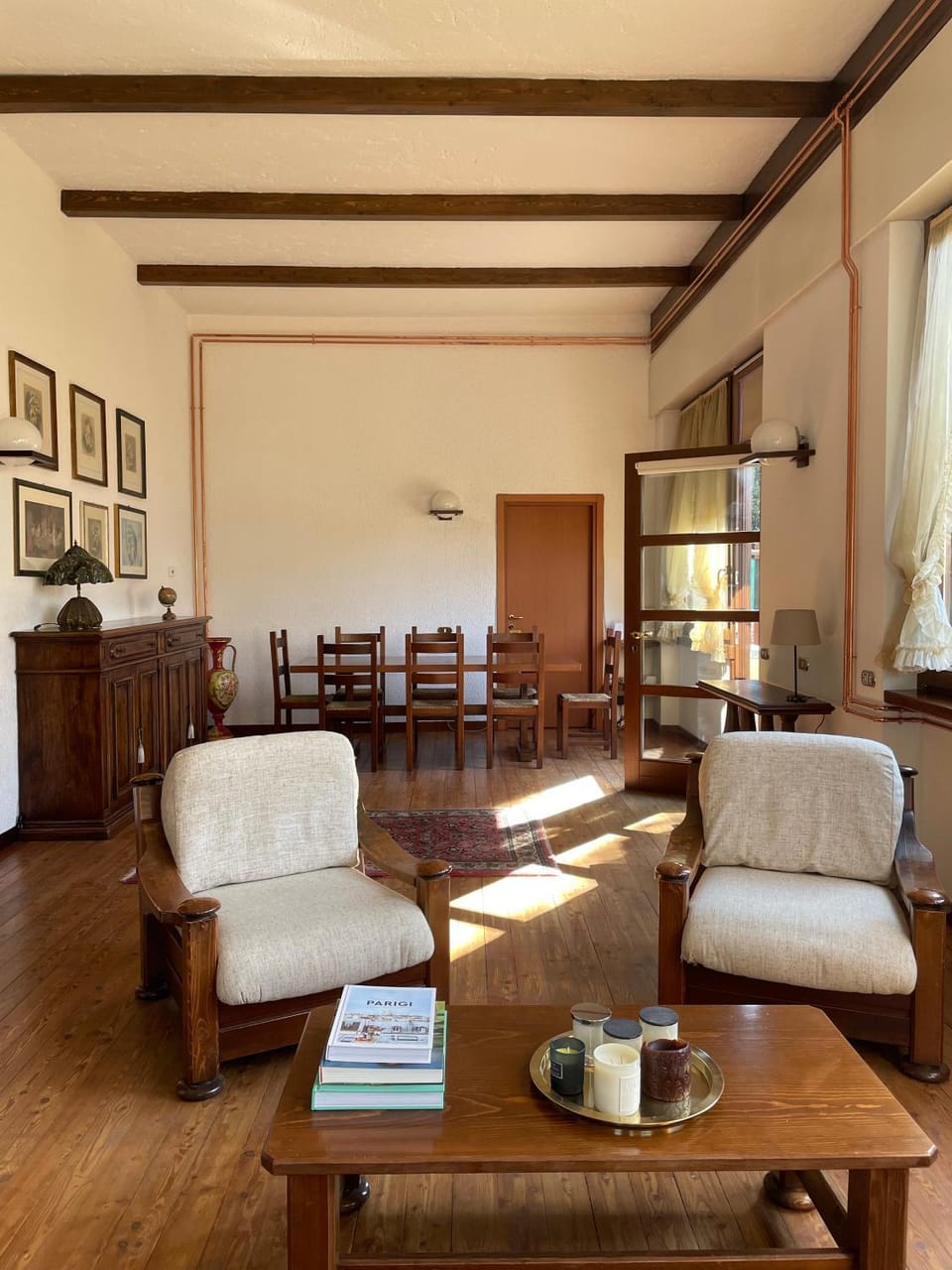 Living room, Seating area