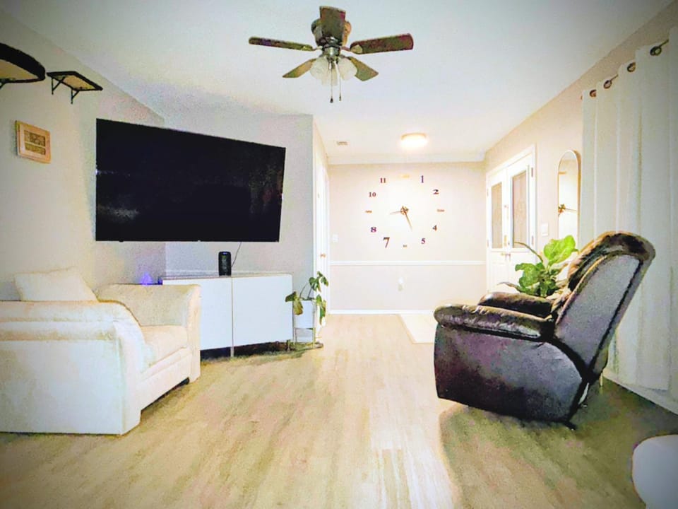 Communal lounge/ TV room, TV and multimedia, Living room, Seating area, Evening entertainment